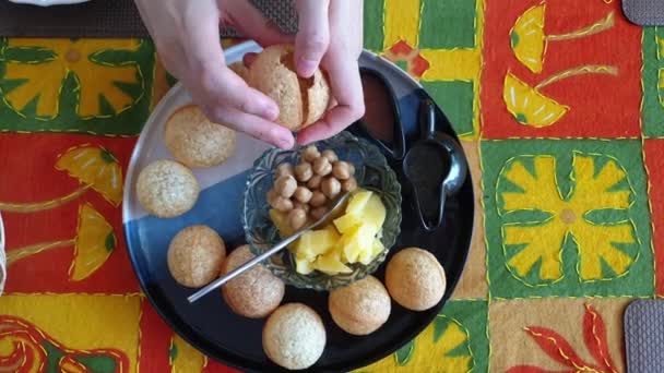 Mujer Mano Agrietamiento Comer Panipuri Indio Bocadillo Crujiente Bola Con — Vídeo de stock