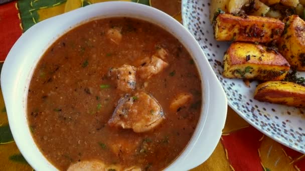 Mujer Mano Sumergiendo Nann Pollo Indio Curry Comer Comida Tradicional — Vídeos de Stock