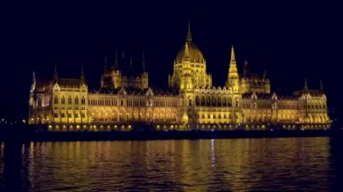 Macaristan 'ın Budapeşte Parlamentosu' nu kapatın. Avrupa mimarisinin güzel simgesi Tuna Nehri gece görüşünde aydınlatma yapıyor.