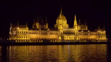 Macaristan 'ın Budapeşte Parlamentosu' nu kapatın. Avrupa mimarisinin güzel simgesi Tuna Nehri gece görüşünde aydınlatma yapıyor.