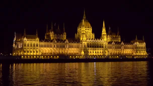 Закрыть Парламент Будапеште Венгрия Красивая Знаковая Европейская Архитектура Подсветка Ночной — стоковое видео