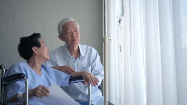 Azji Senior Para Szczęśliwy Uśmiech Gospodarstwa Znak Przestrzeń Ksero Martwić — Wideo stockowe