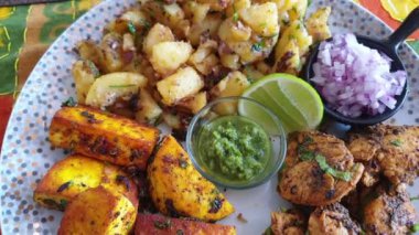 Hint aperatifi yemek Bombay patates kızarmış peynirli kebap tavuk naneli limon sosu