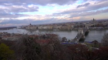 Budapeşte şehir havalimanı Macaristan 'ın başkenti nehir kıyısına ve kışın parlamento manzarasına bakıyor