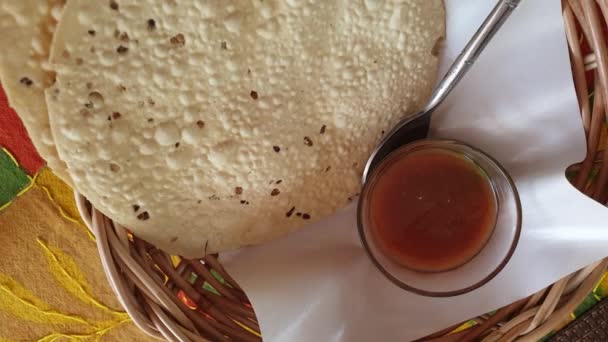 Indický Křupavý Cracker Padadum Předkrm Smažené Rýžové Mouky Kyselou Tamarine — Stock video