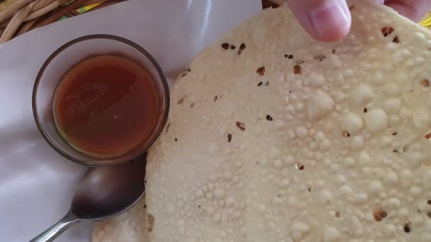 Comendo Biscoito Crocante Indiano Padadum Aperitivo Farinha Arroz Frito Com — Vídeo de Stock