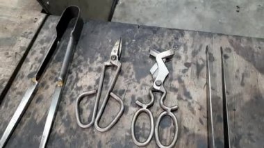 Sanatçı çalışma istasyonunda cam kırma araçları krikolar scrissor kürek ve su kovası ayarlanır