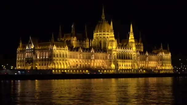クルーズ観光から照らされた夜の光でハンガリー仏教議会建築家の美しい外観 — ストック動画