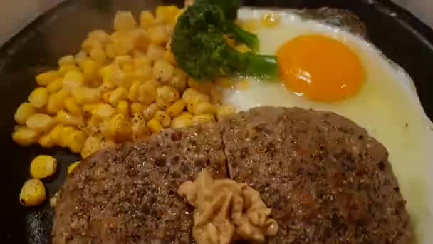 Japoński Styl Hamburge Stek Służyć Parze Gorącej Płyty Kukurydzy Jaj — Wideo stockowe