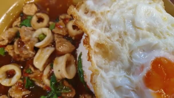 泰国最受欢迎的街头食物是泰国辣的神圣罗勒 上面放满了乌贼海鲜和薯条蛋 — 图库视频影像