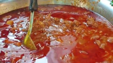 Dükkan satışı Kuzey Tayland 'da domuz eti körisi asılıydı. Sıcak yiyecekleri poşete koyup eve götürürdü.