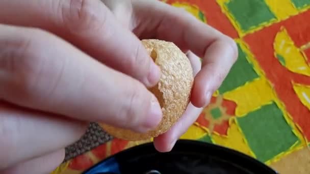 手でパニプリを割ってインド料理に穴を開ける方法 — ストック動画