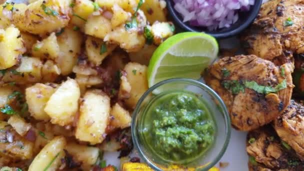 Hand Essen Indische Vorspeise Platte Bombay Kartoffeln Gebratener Käse Kebab — Stockvideo