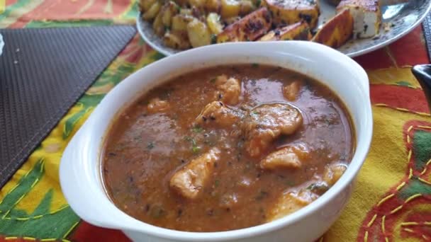 Vrouw Hand Dompelen Nann Indiase Kip Curry Eten Traditionele India — Stockvideo