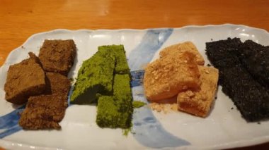 Değişik warabi mochi, susamlı yeşil çay ve fasulye tozu yiyorum.