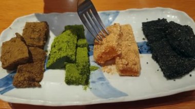 Değişik warabi mochi, susamlı yeşil çay ve fasulye tozu yiyorum.