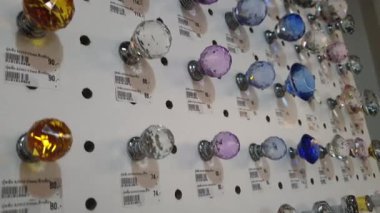 Bangkok, Tayland. 24 Nisan 2023. Kapı tokmakları iç dekorasyon işleri için satılan dolap kolları.