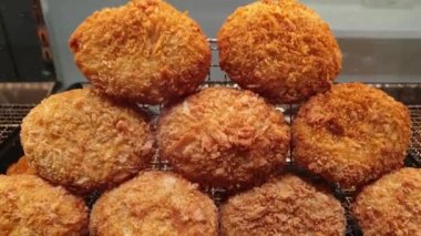 Japon sokak yemeği kroketi kızarmış patatesler kırıntı ve sebze ya da et vitrininde