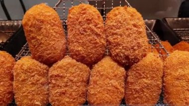 Japon sokak yemeği kroketi kızarmış patatesler kırıntı ve sebze ya da et vitrininde