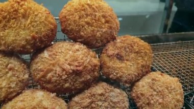 Japon sokak yemeği kroketi kızarmış patatesler kırıntı ve sebze ya da et vitrininde