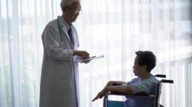Yaşlı sosyete kıdemli doktoru tekerlekli sandalyedeki kadınla konuşuyor. Hasta, hastane özel odasındaki sağlık durumunu açıklıyor.
