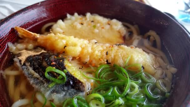上ビュースローモーションうどん天ぷらエビナス甘いジャムと熱いスープ地元の健康食品 — ストック動画