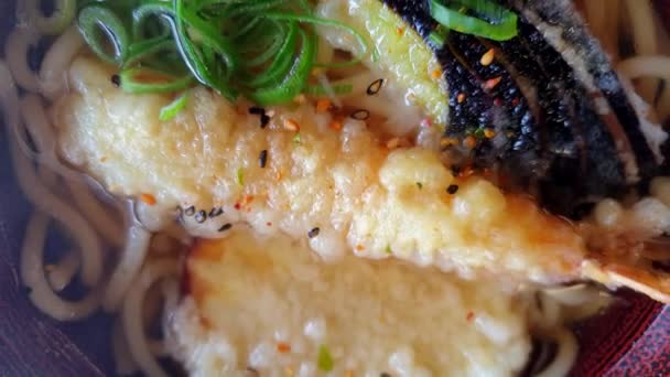 Top View Slowmotion Udon Jpanese Noodle Hot Soup Tempura Shrimp — стоковое видео
