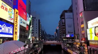 Osaka, Tokyo 6 Mayıs 2023. Glico, Namba Dotonburi Kanalı 'nın kalabalık alanının yağmurlu gün çekimleri için işaret levhası.