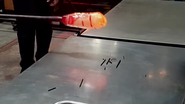 玻璃吹制工艺采用熔融玻璃与着色棒相连 — 图库视频影像