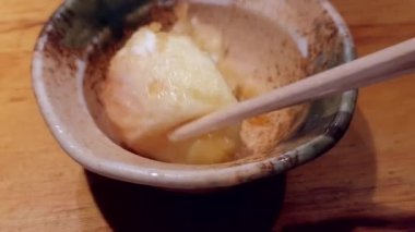 Yarı haşlanmış yumurta sarısı tempura sade Japon zen tarzı bol yağda kızartılmış yemek çubukları.