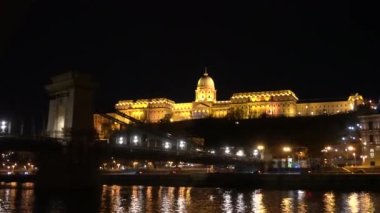 Zincir Köprüsü tarihi Budapeşte Macaristan güzel manzara nehri Tuna Nehri geceleri güzel