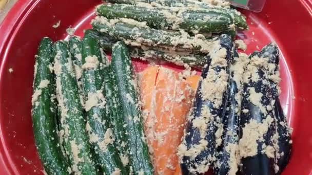 黄瓜和茄子杂烩日本杂烩糊蔬菜腌菜发酵食品保鲜传统的日本本土食品 — 图库视频影像