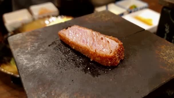 筷子烤着红豆面热盘 日本菜煎牛肉腰 让人自己煮牛肉 鲜有做得很好的 — 图库视频影像