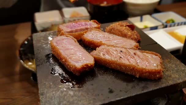 Pałeczki Grillowanie Gyukatsu Gorący Talerz Japońskie Jedzenie Polędwica Wołowiny Smażone — Wideo stockowe