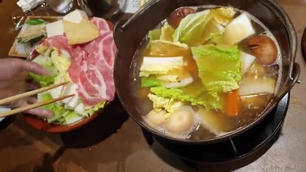 工作人员安排了一个叫相扑寿司的火锅 日本摔跤时体重增加传统食物 — 图库视频影像