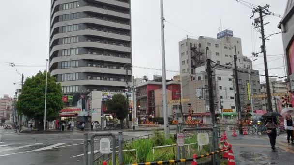 Osaka Japan Maj 2023 Gatukorsning Bil Och Människor Regnig Dag — Stockvideo