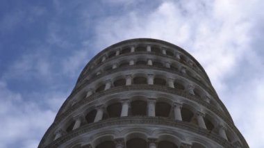 Pisa İtalya 12 Aralık 2022 Pisa çan kulesinin eğik açısı bakış açısı ve parlak gökyüzü