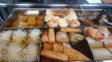 Japon Oden sıcak çorba restoranı geleneksel balık köftesi ve turp satıyor.