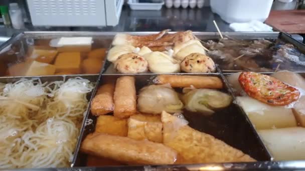 日本Oden热汤餐馆出售传统风格的鱼丸和萝卜 — 图库视频影像