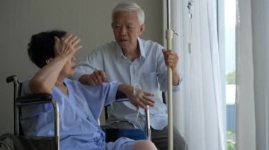 Asyalı yaşlı çift destek ünitesi kocasını ziyaret etti hastanede tekerlekli sandalyedeki eşinin yaralanması iyi bir partner ilişkisi