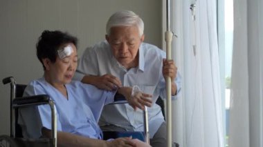 Asyalı yaşlı çift destek ünitesi kocasını ziyaret etti hastanede tekerlekli sandalyedeki eşinin yaralanması iyi bir partner ilişkisi