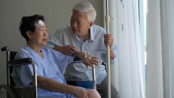 Asyalı Yaşlı Çift Destek Ünitesi Kocasını Ziyaret Etti Hastanede Tekerlekli — Stok video