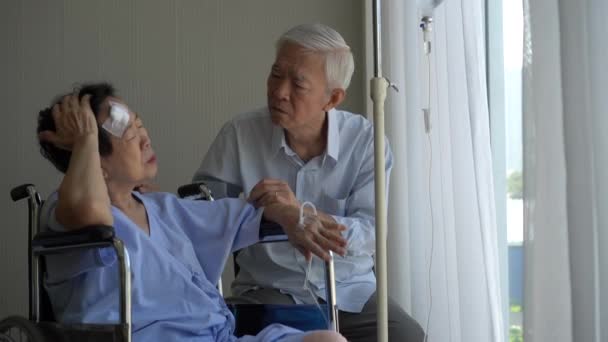 Asyalı Yaşlı Çift Destek Ünitesi Kocasını Ziyaret Etti Hastanede Tekerlekli — Stok video