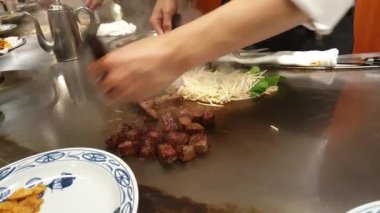 Kobe bifteği teppanyaki Japon wagyu biftek pişirme ve fasulye filizi ile servis