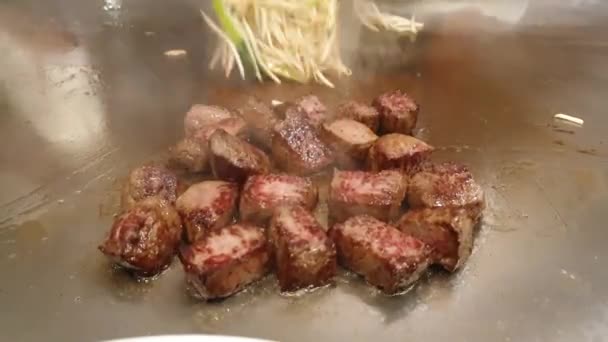 神户牛肉牛排 日本牛肉干 与豆芽一起食用 — 图库视频影像