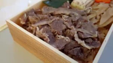 Pirinç üstü sığır eti Bento Gyudon Tofu ve sebze ile yolculuk sırasında yemek 4k