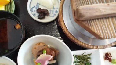 Kamameshi Japon geleneksel yemekleri pirinç pilavı pişirir.