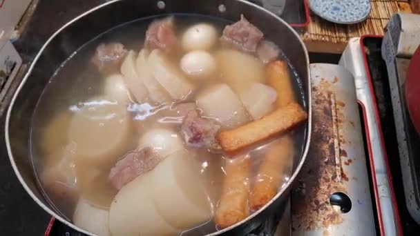 鱼肉市场上煮海鲜蟹汤的生鱼片和鱼饼汤 — 图库视频影像