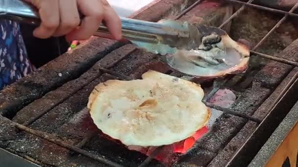 牡蠣とホタテの炭火焼 日本の魚市場 — ストック動画