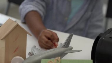 Siyahi Afrikalı çocuk okulda yaratıcı sınıf çizimi